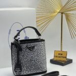 Minimalist Chic Shoulder Bag – Sleek Design for Everyday Sophistication