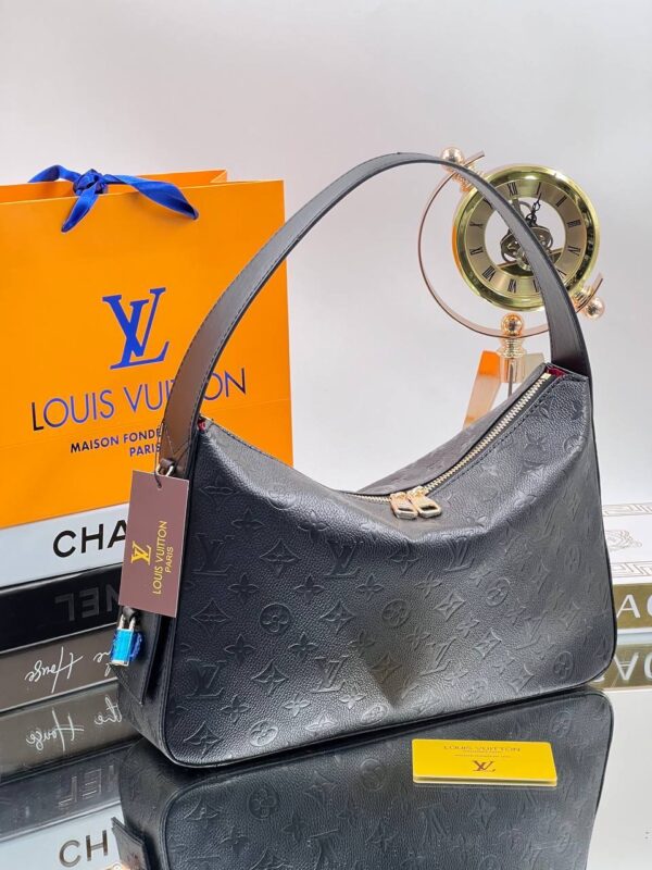 Elegant Shoulder Purse – Spacious Luxury with Everyday Versatility