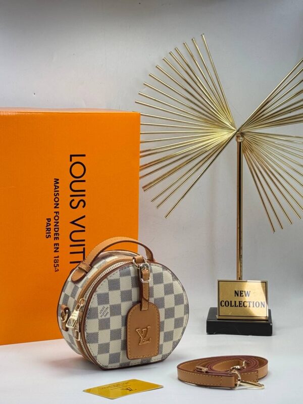 Elegant Crossbody bag – Timeless Design with Everyday Functionality - Image 4