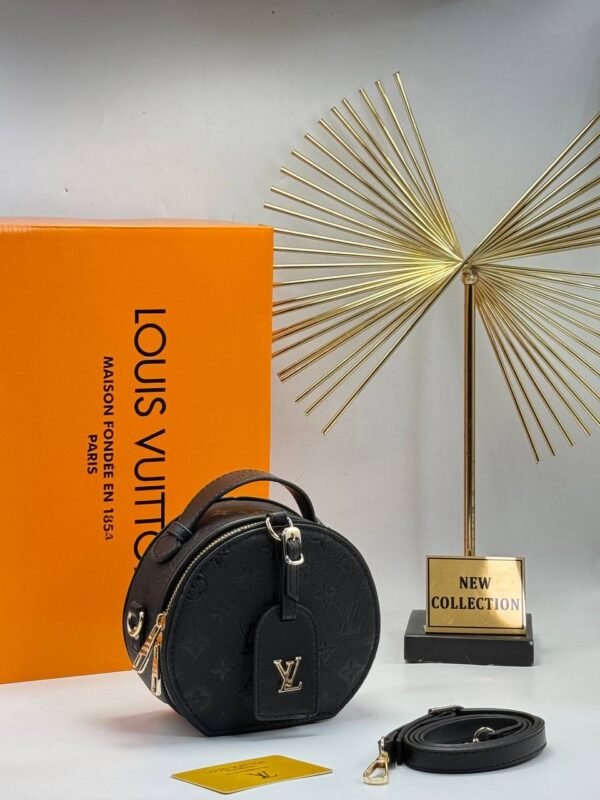 Elegant Crossbody bag – Timeless Design with Everyday Functionality - Image 7
