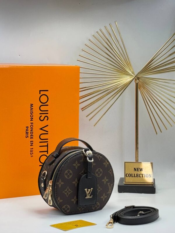Elegant Crossbody bag – Timeless Design with Everyday Functionality - Image 8